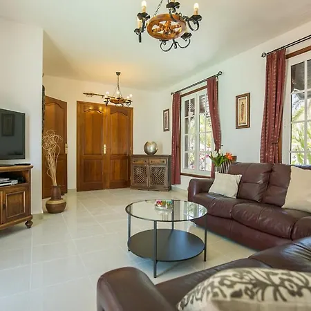 Hébergement de vacances Luxury With Pool, 5 Min From The Beach *